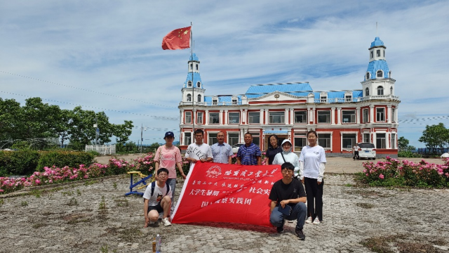 4实践团与蓄水防洪站负责人在站前合影